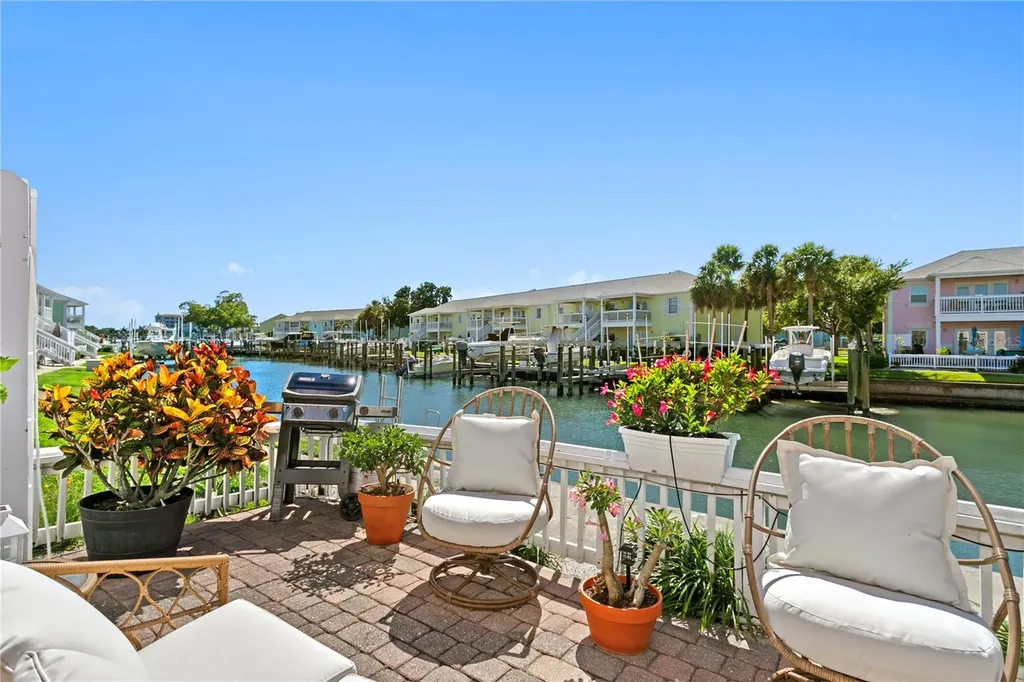5175 Coquina Key Drive SE St Petersburg FL 33705