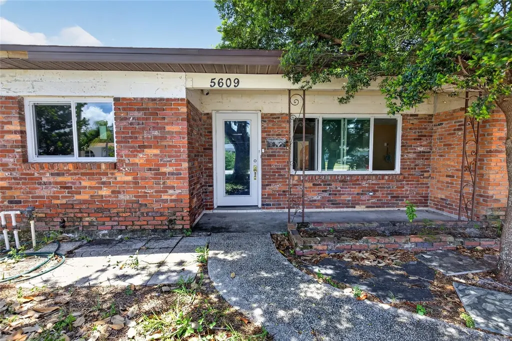 5609 Larimer Drive Tampa FL 33615