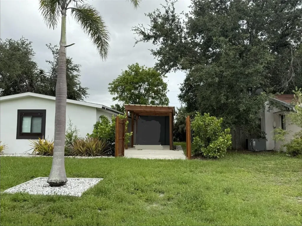 907 Fruitland Avenue Bradenton FL 34207