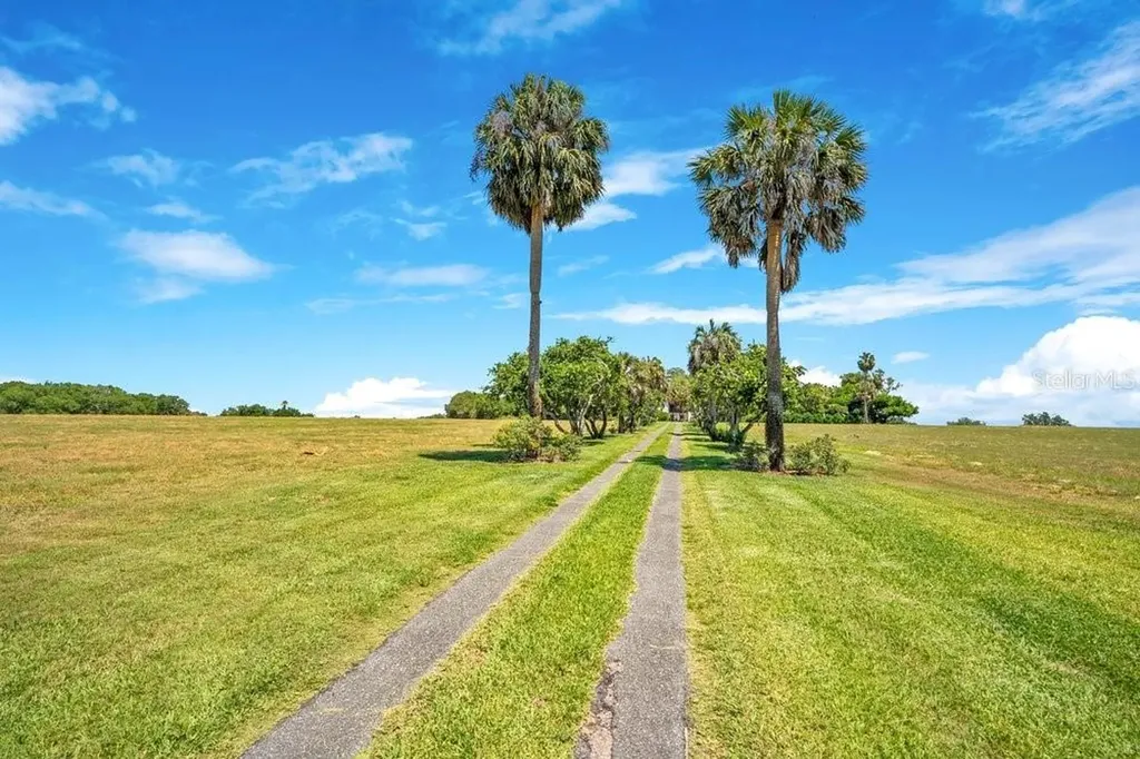 14365 SE Highway 42 Weirsdale FL 32195