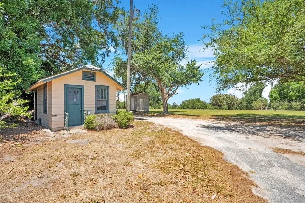 14365 SE Highway 42 Weirsdale FL 32195