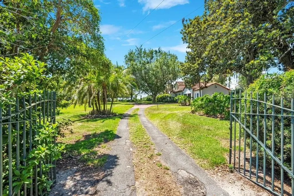 14365 SE Highway 42 Weirsdale FL 32195