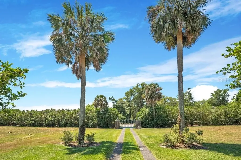 14365 SE Highway 42 Weirsdale FL 32195