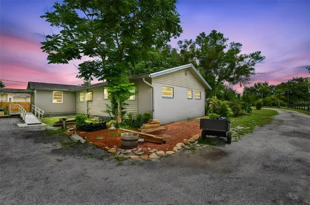 2036 Lake View Avenue Chuluota FL 32766