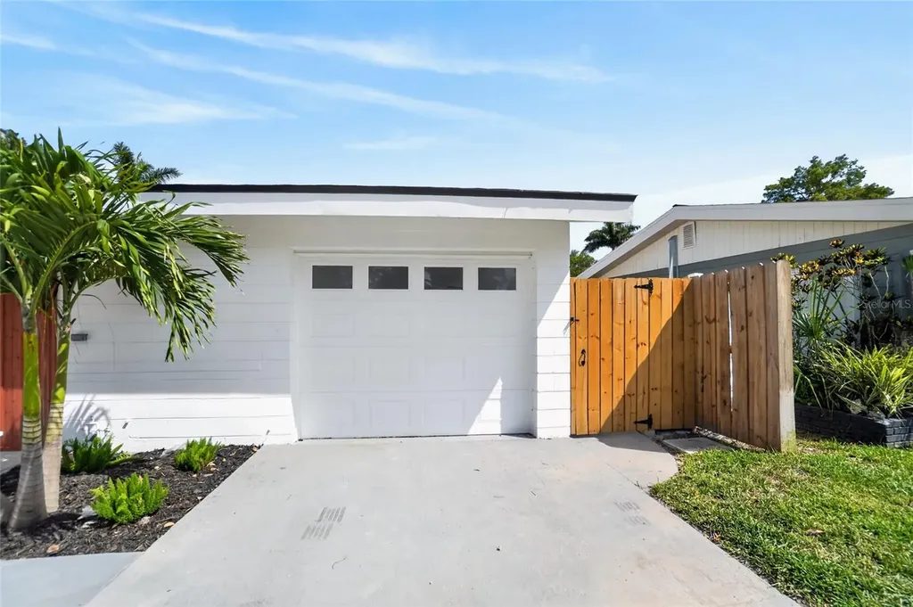 1524 Carson Circle NE St Petersburg FL 33703