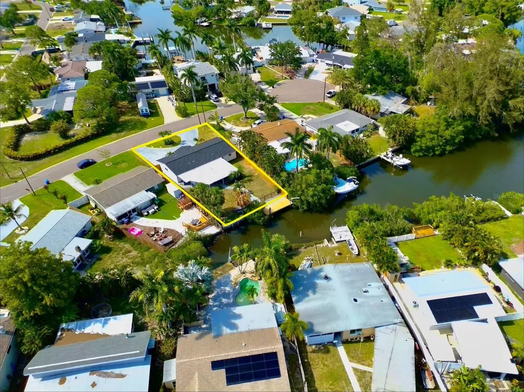 1524 Carson Circle NE St Petersburg FL 33703