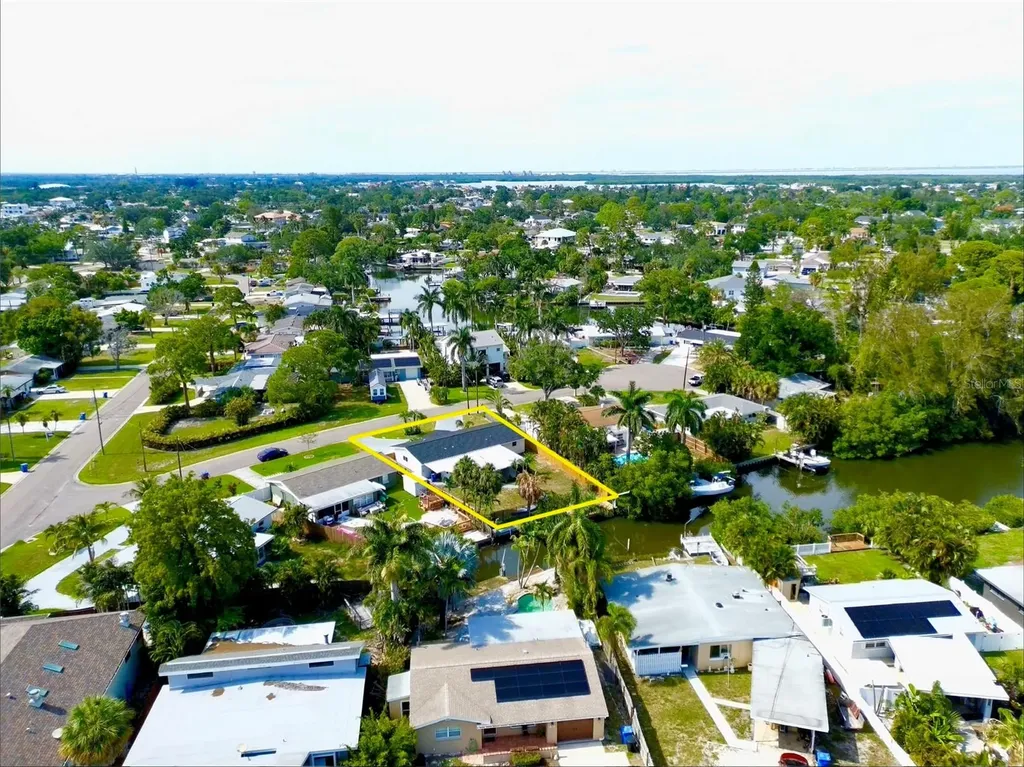1524 Carson Circle NE St Petersburg FL 33703