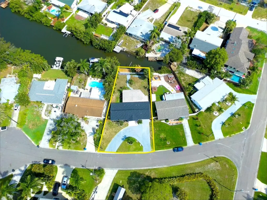 1524 Carson Circle NE St Petersburg FL 33703
