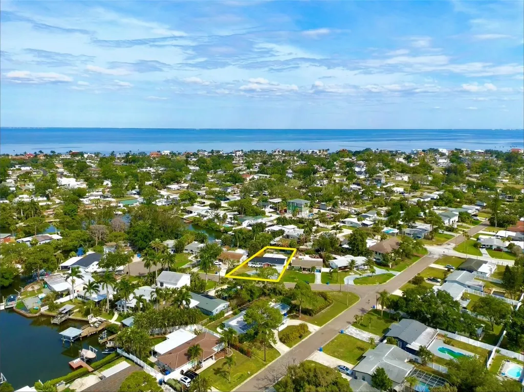 1524 Carson Circle NE St Petersburg FL 33703