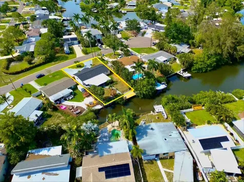 1524 Carson Circle NE St Petersburg FL 33703