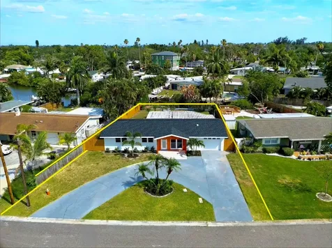 1524 Carson Circle NE St Petersburg FL 33703