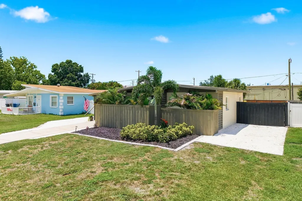1111 61st Avenue N St Petersburg FL 33703