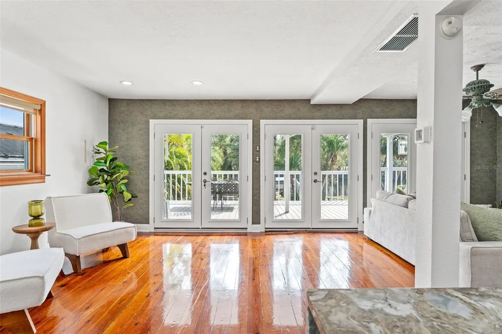 906 W Henry Avenue Tampa FL 33604