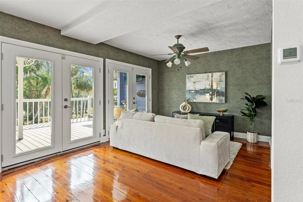 906 W Henry Avenue Tampa FL 33604
