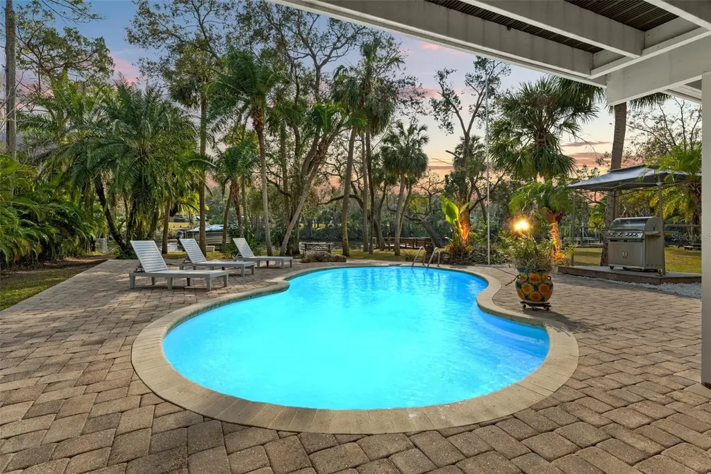906 W Henry Avenue Tampa FL 33604