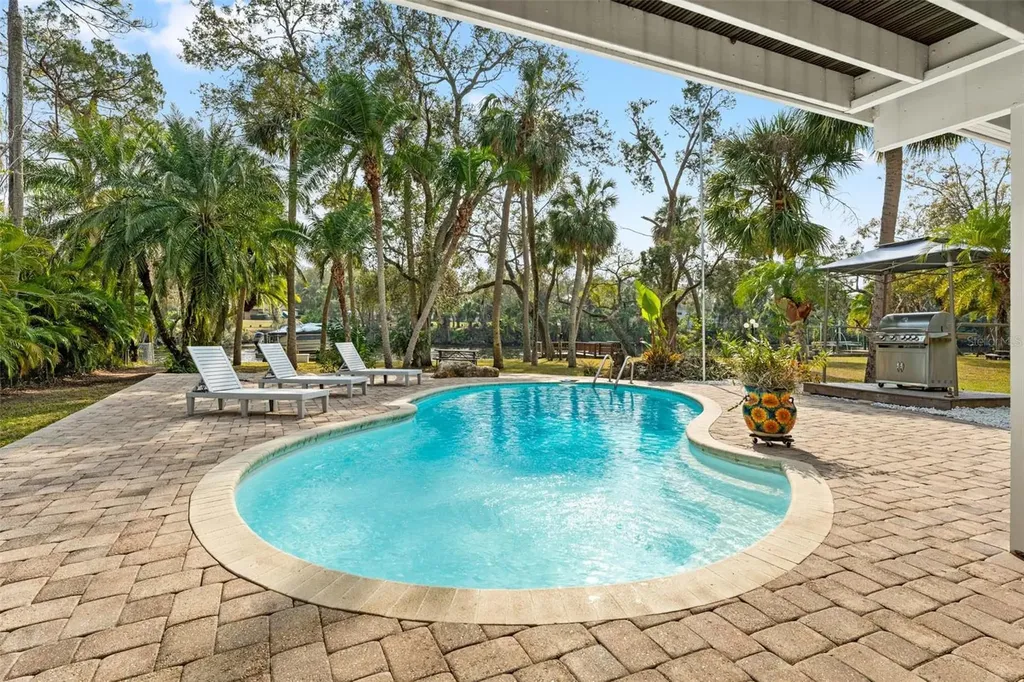906 W Henry Avenue Tampa FL 33604