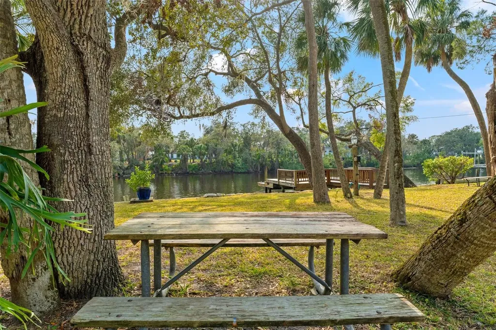 906 W Henry Avenue Tampa FL 33604