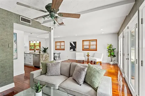 906 W Henry Avenue Tampa FL 33604