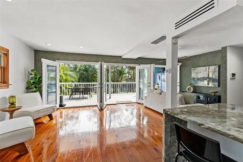 906 W Henry Avenue Tampa FL 33604