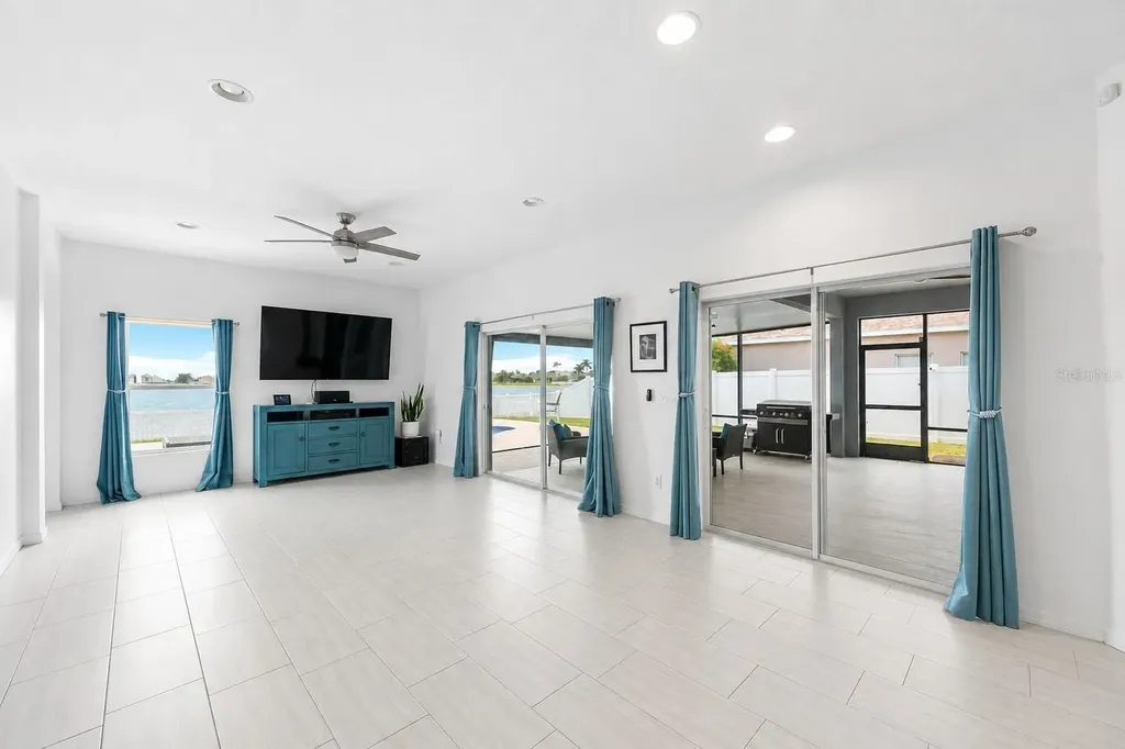 1548 Mira Lago Circle Ruskin FL 33570