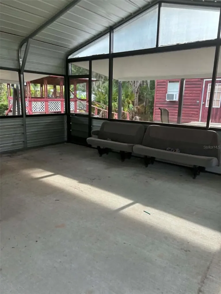 919 Cr 482d Lake Panasoffkee FL 33538