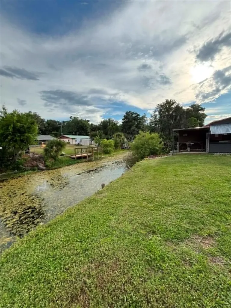 919 Cr 482d Lake Panasoffkee FL 33538