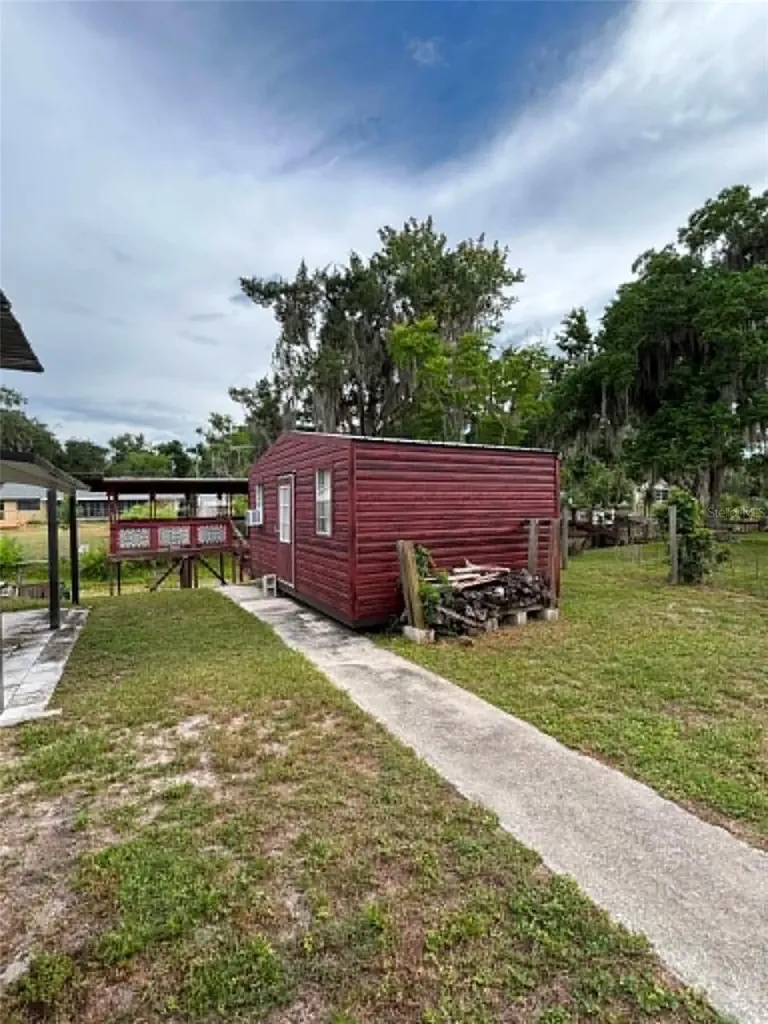919 Cr 482d Lake Panasoffkee FL 33538