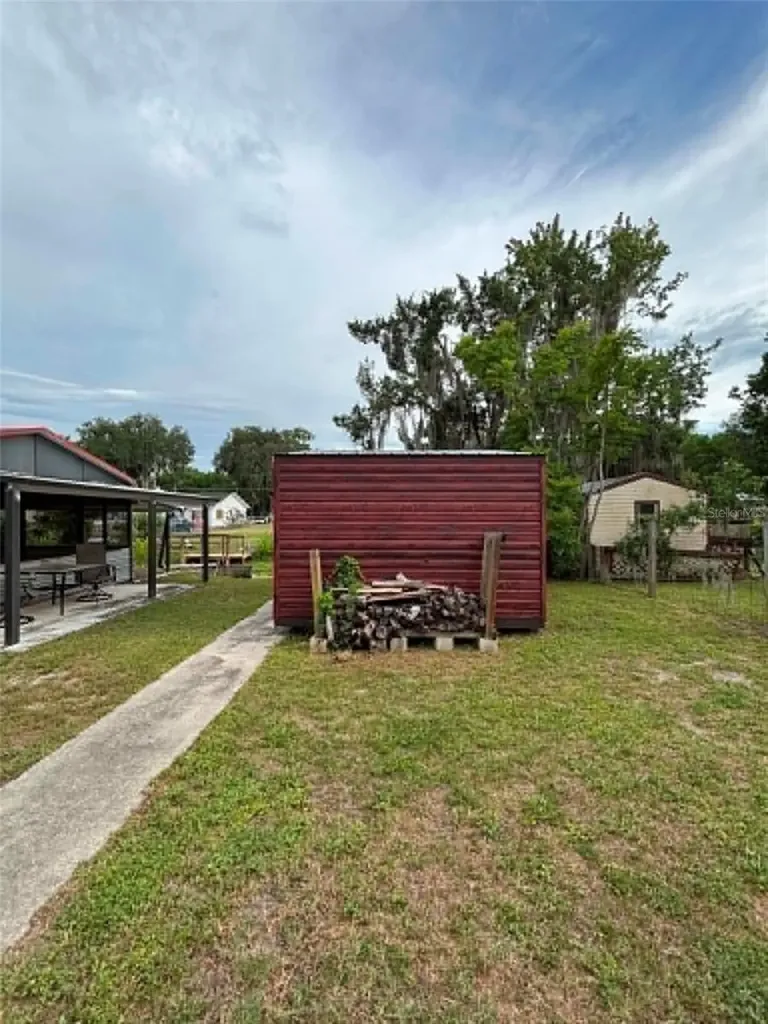 919 Cr 482d Lake Panasoffkee FL 33538
