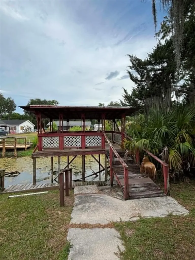 919 Cr 482d Lake Panasoffkee FL 33538