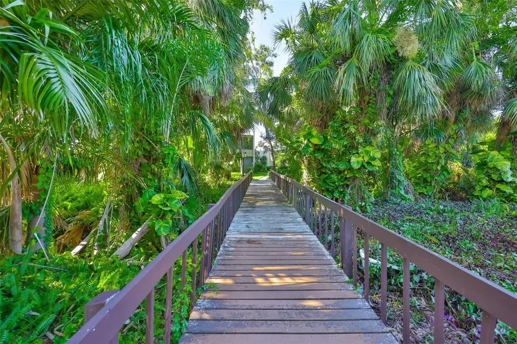 647 Woodlawn Drive Bradenton FL 34210