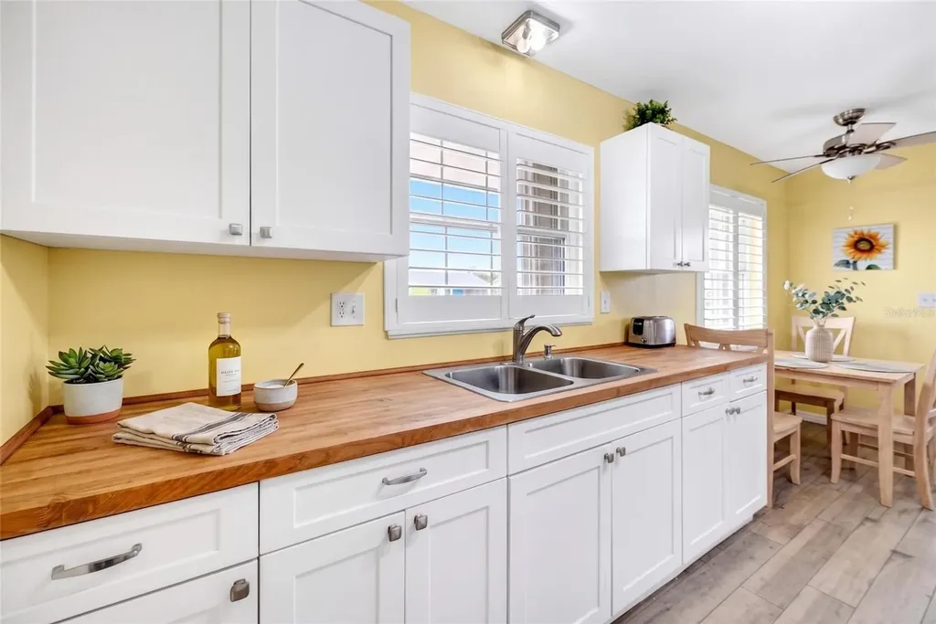 827 Oakmont Avenue Sun City Center FL 33573