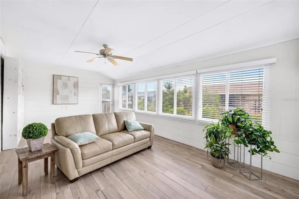 827 Oakmont Avenue Sun City Center FL 33573