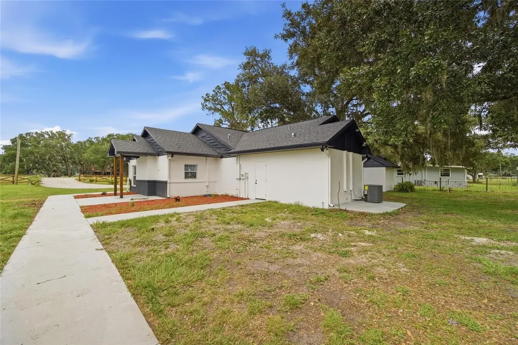 1205 E Knights Griffin Road Plant City FL 33565