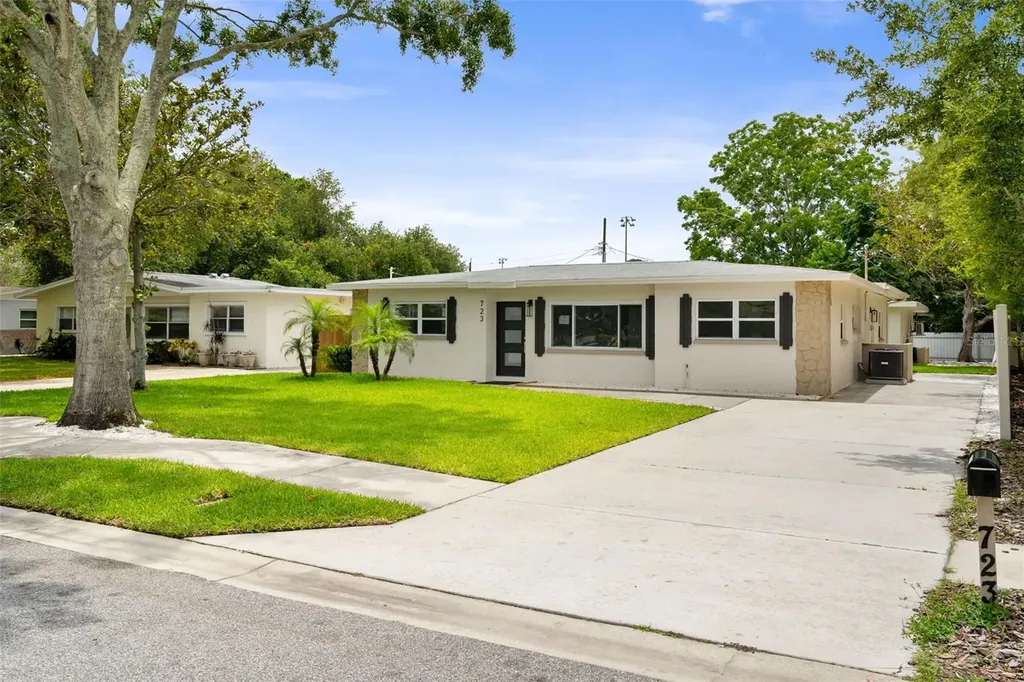 723 W Bayshore Drive Tarpon Springs FL 34689