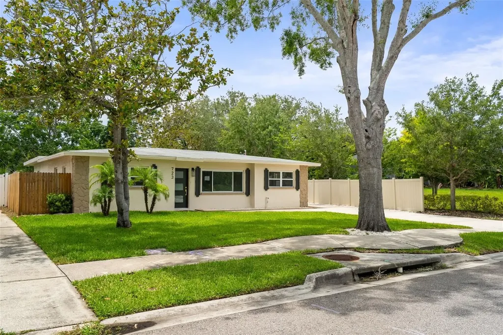 723 W Bayshore Drive Tarpon Springs FL 34689