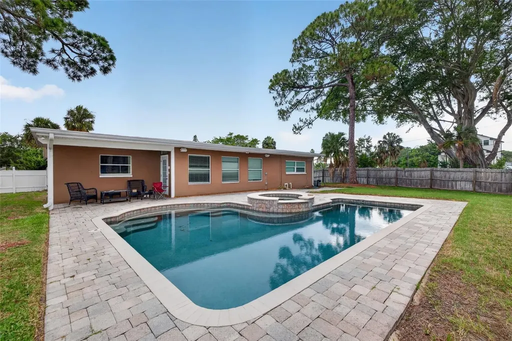 4627 Venetian Boulevard NE St Petersburg FL 33704