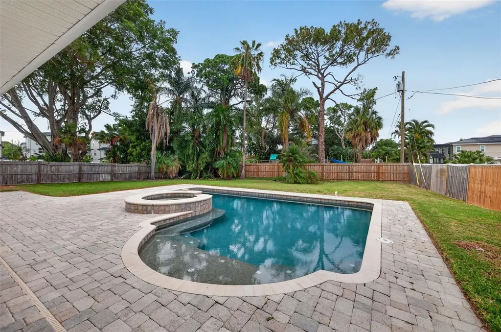 4627 Venetian Boulevard NE St Petersburg FL 33704