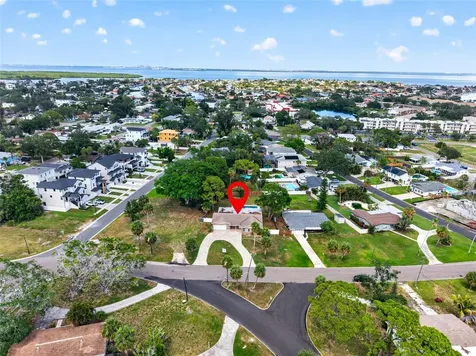 4627 Venetian Boulevard NE St Petersburg FL 33704