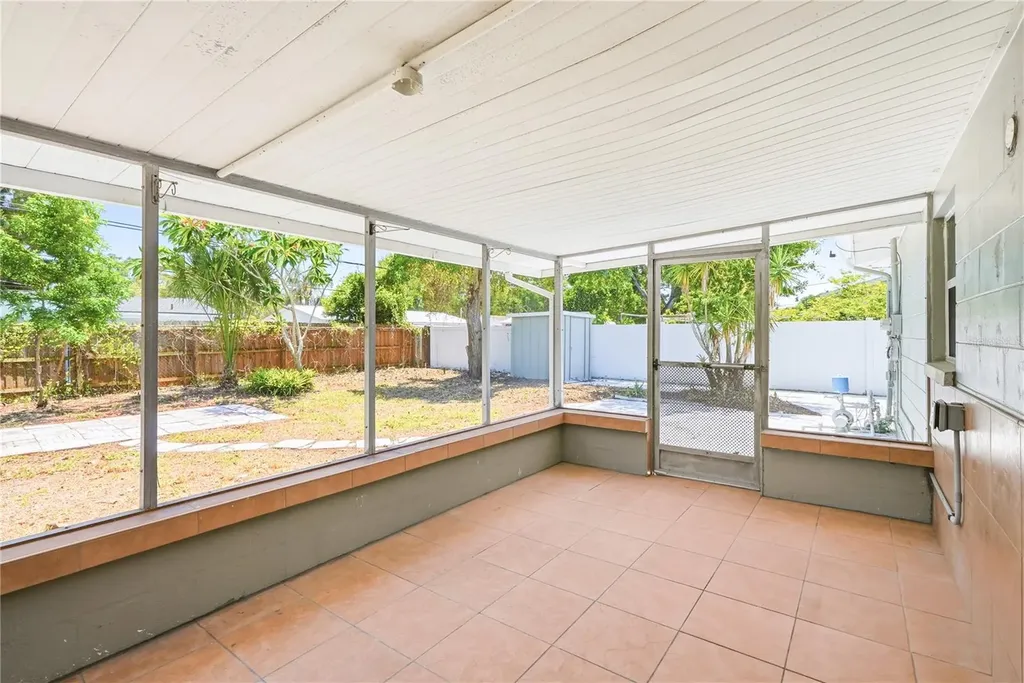 5586 30th Avenue N St Petersburg FL 33710