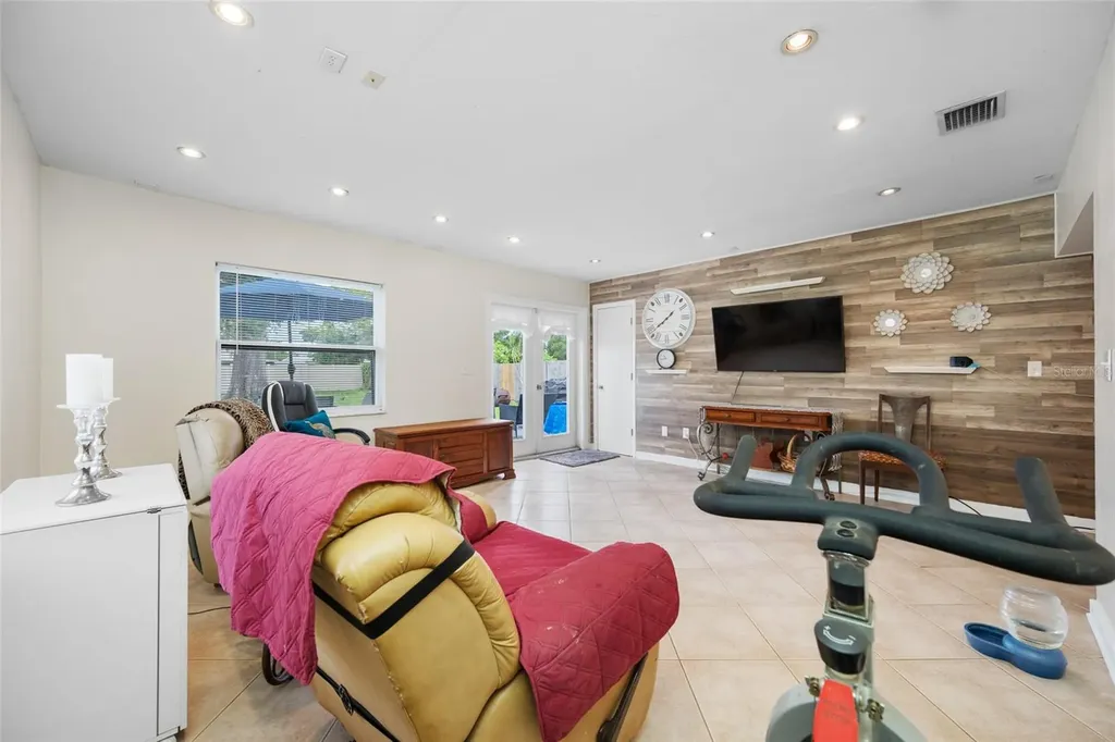 7128 64th Way N Pinellas Park FL 33781