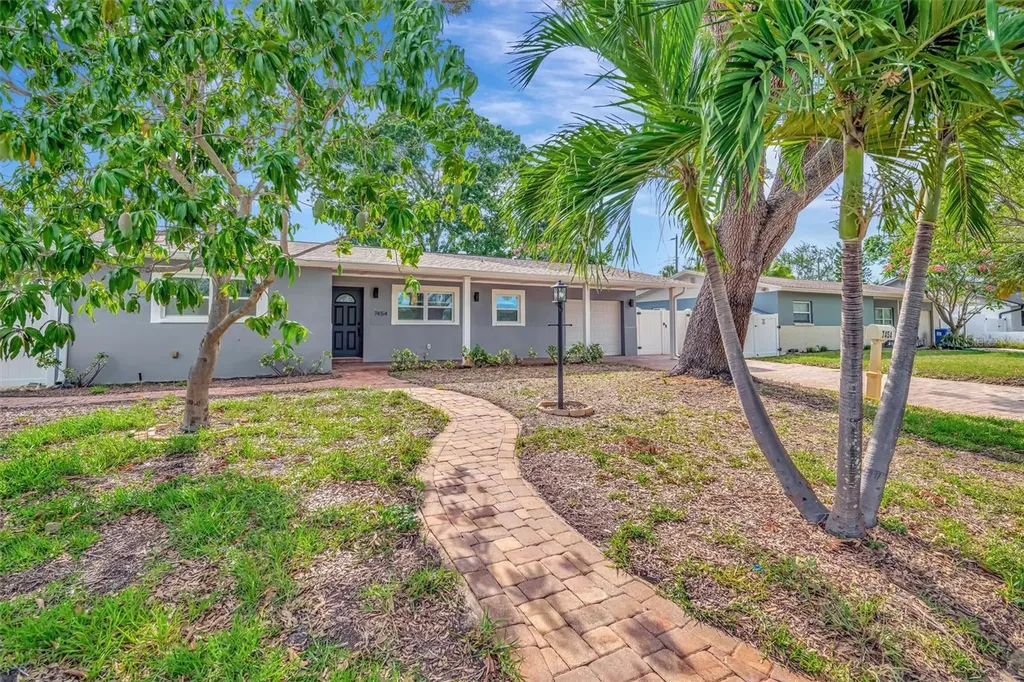 7454 Locust Street NE St Petersburg FL 33702