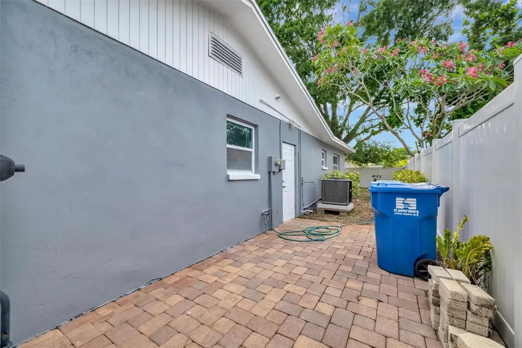 7454 Locust Street NE St Petersburg FL 33702