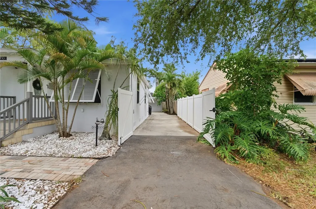 2710 16th Avenue N St Petersburg FL 33713