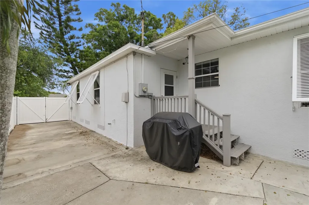 2710 16th Avenue N St Petersburg FL 33713