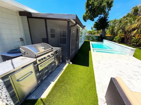 5813 26th Avenue N St Petersburg FL 33710