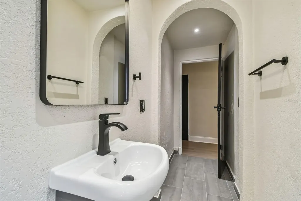 2102 W La Salle Street Tampa FL 33607