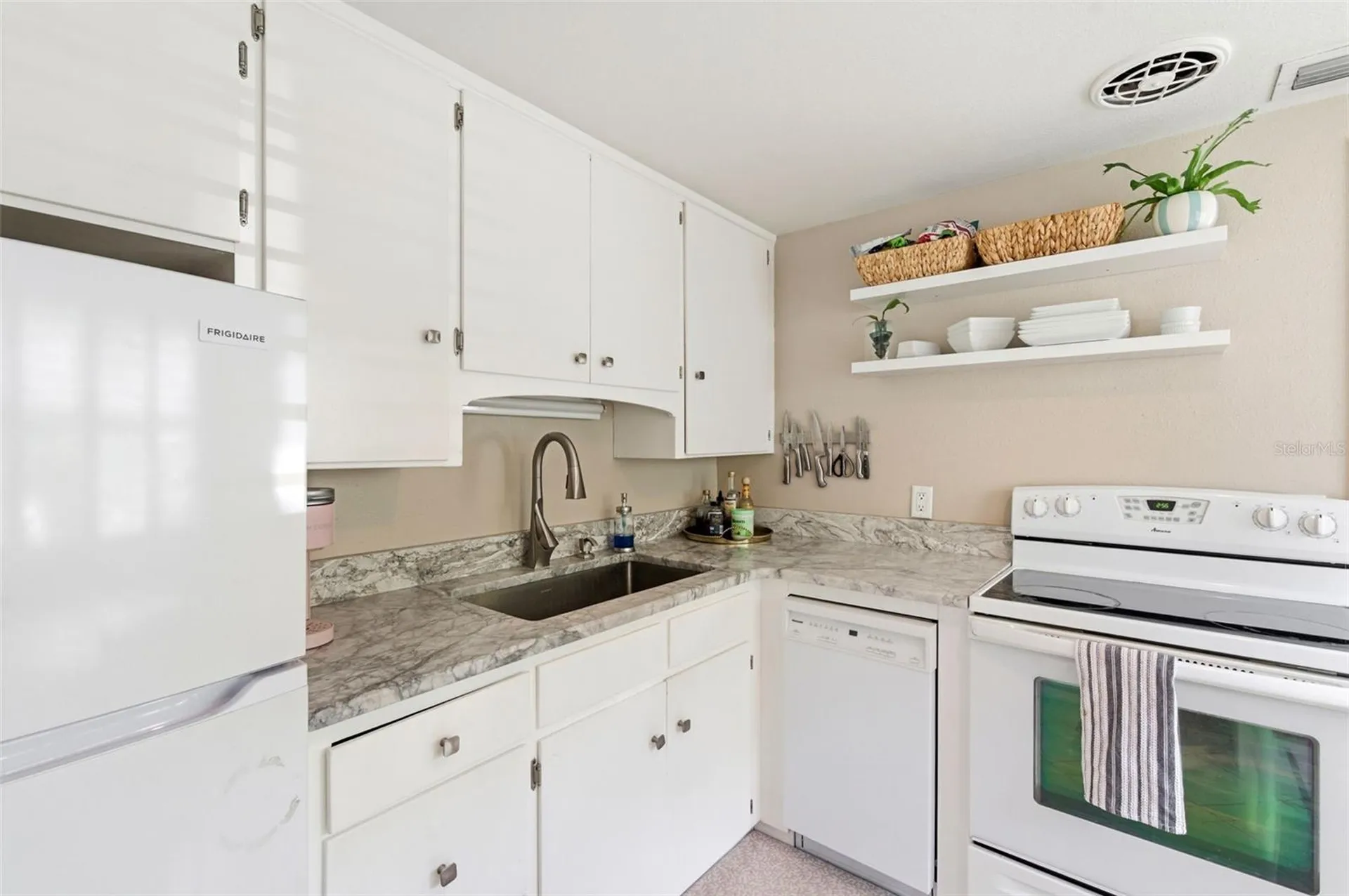 652 Lexington Street Dunedin FL 34698