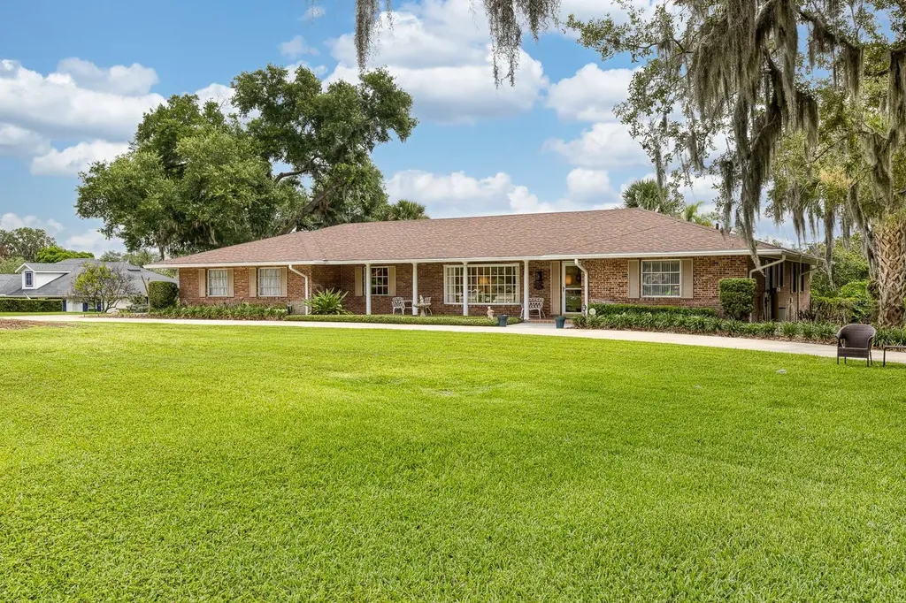 900 N Citrus Avenue Howey In The Hills FL 34737