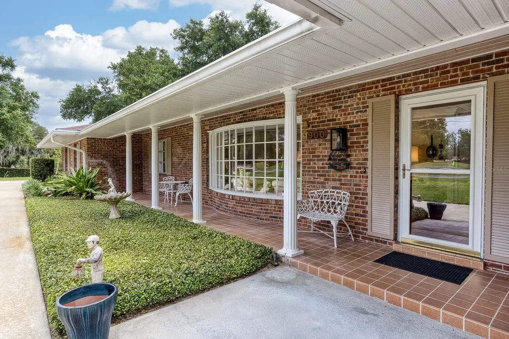 900 N Citrus Avenue Howey In The Hills FL 34737