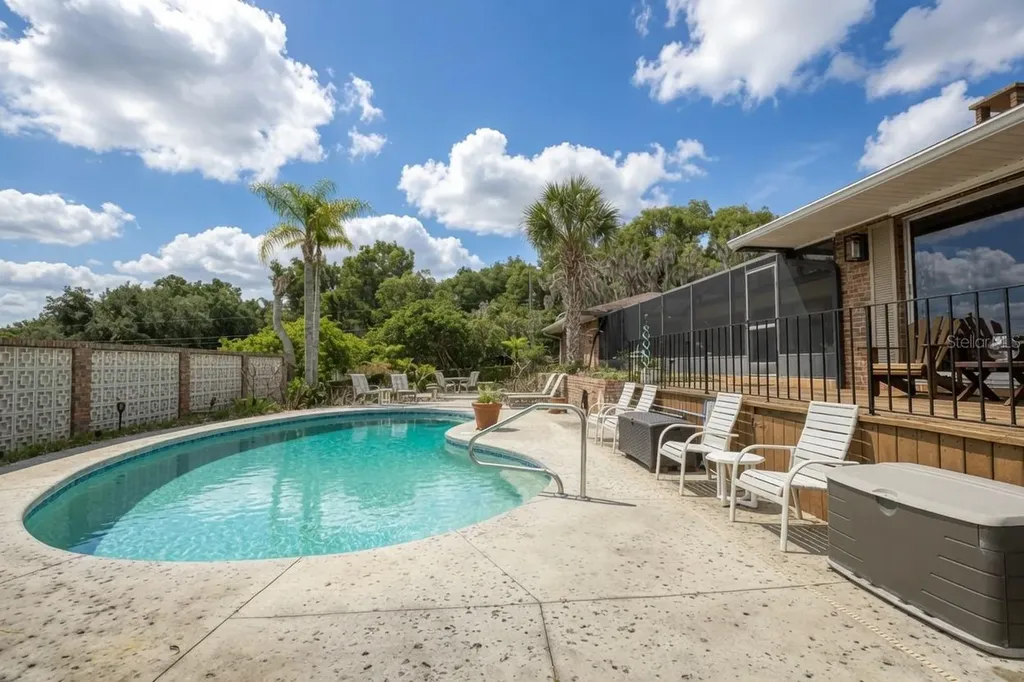 900 N Citrus Avenue Howey In The Hills FL 34737